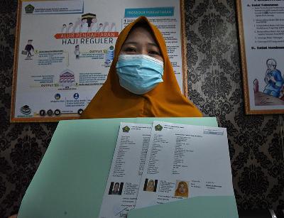 Warga menunjukan Surat Pendaftaran Pergi Haji (SPPH) di Kantor Kemenag Kota Serang, Banten, 8 Juni 2021.   ANTARA/Asep Fathulrahman