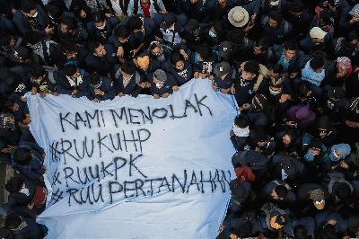 Mahasiswa menggelar aksi menolak rancangan kitab undang-undang hukum pidana (RKUHP) dan rancangan undang-undang bermasalah lainnya di depan Gedung DPR/MPR, Jakarta, 23 September 2019. TEMPO/M Taufan Rengganis