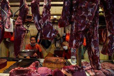 Penjualan daging sapi di Pasar Senen, Jakarta, 9 Juni 2021. Tempo/Tony Hartawan