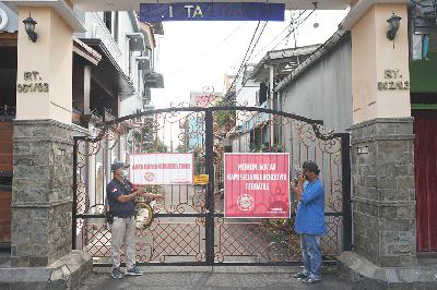 Petugas berjaga saat micro lockdown di Sumur Batu, Jakarta, 9 Juni 2021. TEMPO/Muhammad Hidayat