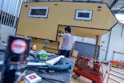 Pembuatan mobil karavan di sebuah bengkel kerja kawasan Ciledug, Jakarta. Tempo/Tony Hartawan