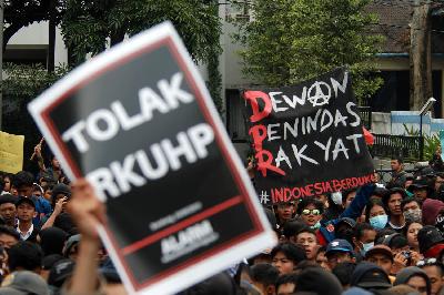 Mahasiswa berunjuk rasa menolak Rancangan Undang-Undang Kitab Undang-Undang Hukum Pidana (RUU KUHP) di Bandung, 24 September 2019. TEMPO/Prima mulia