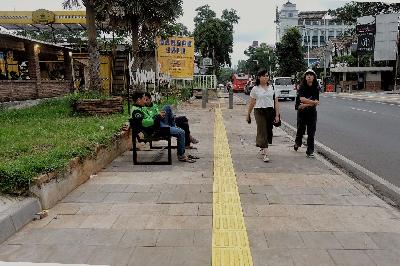 Pejalan kaki menggunakan trotoar yang selesai direvitalisasi di Kemang Raya, Jakarta, 26 Januari 2020. TEMPO/Hilman Fathurrahman W