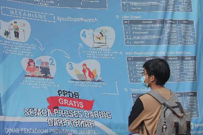 Calon siswa membaca informasi pengajuan akun Penerimaan Peserta Didik Baru (PPDB) Tahun Pelajaran 2021/2022 di SMA Negeri 34, Jakarta, 8 Juni 2021.  ANTARA/Reno Esnir