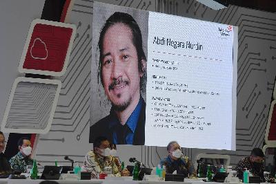 Layar menampilkan profil Abdi Negara Nurdin atau Abdee Slank saat Rapat Umum Pemegang Saham (RUPS)  PT Telkom Indonesia (Persero) Tbk di Jakarta, 28 Mei 2021.  ANTARA/Hafidz Mubarak A