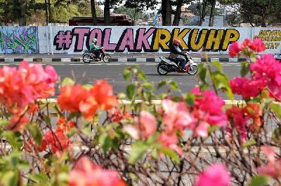 Spanduk tolak RKUHP di jalan Pemuda, Rawamangun, Jakarta.. TEMPO/Hilman Fathurrahman W