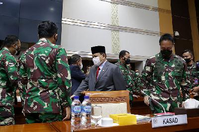 Menteri Pertahanan Prabowo Subianto (tengah) di Kompleks Parlemen, Senayan, Jakarta, 2 Juni 2021. TEMPO/M Taufan Rengganis