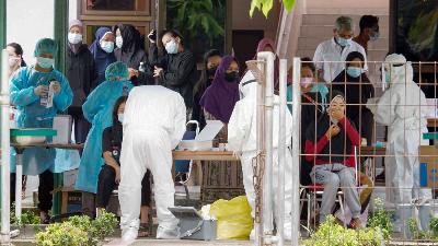 Antrean pasien yang mengikuti tes usap di Asrama Haji Kota Batam, di Kepulauan Riau, 10 Juni 2021. TEMPO/Yogi Eka