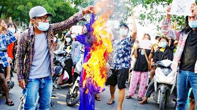 Pengunjuk rasa penentang junta militer Myanmar, membakar bendera ASEAN, di Mandalay, Myanmar, 5 Juni 2021. REUTERS/Stringer