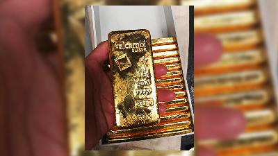 Imported gold bearing Heraeus Fine Gold 999.9 weighing 1,000 grams at the Soekarno-Hatta Type C Customs Office in 2020. 
Special Photo
