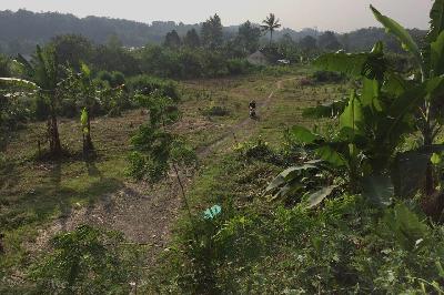 Pengendara sepeda motor melintas di atas lahan Gereja Kristen Indonesia (GKI) Taman Yasmin di Jalan Abdullah Bin Nuh Kavling 31,Kelurahan Cilendek Barat, Kota Bogor, 13 Juni 2021. TEMPO/Siddik Permana