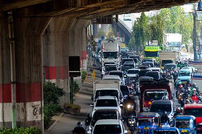 Kendaraan bermotor di Pedati, Jakarta, 25 September 2020. Tempo/Tony Hartawan
