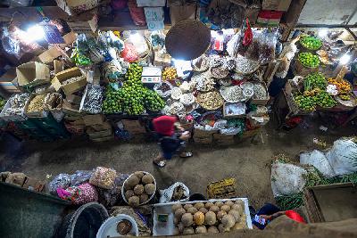 Perdagangan bahan pokok di Pasar Senen, Jakarta, 5 November 2020. Tempo/Tony Hartawan