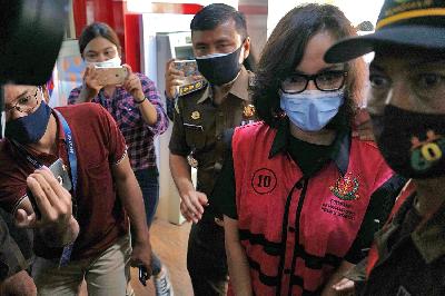 Pinangki Sirna Malasari (kedua dari kanan) tiba untuk menjalani pemeriksaan di Gedung Kejaksaan Agung, Jakarta, 2 September 2020. TEMPO/Muhammad Hidayat