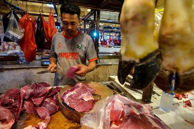 Penjualan daging sapi di Pasar Senen, Jakarta, 9 Juni 2021 Tempo/Tony Hartawan