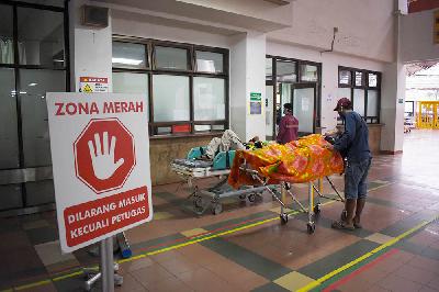 Pasien dengan gejala Covid-19 menunggu hasil screening di area zona merah IGD RS Hasan Sadikin Bandung, Jawa Barat, 13 Juni 2021. TEMPO/Prima Mulia