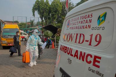 Petugas menjemput pasien terkonfirmasi COVID-19 di Puskesmas Kecamatan Pasar Minggu, Jakarta, 11 Juni 2021. Tempo/Hilman Fathurrahman W