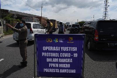 Operasi Satgas Covid-19 di exit tol Cileunyi, Kabupaten Bandung, Jawa Barat, 11 Maret 2021.  TEMPO/Prima Mulia