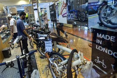 Penjualan sepeda import dari Inggris di Senayan, Jakarta, 1 September 2020. Tempo/Tony Hartawan
