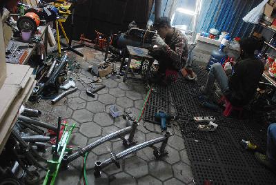 Pembuatan frame sepeda di workshop sepeda lipat Kreuz, Bandung, Jawa Barat, 25 Juni 2020. TEMPO/Prima Mulia