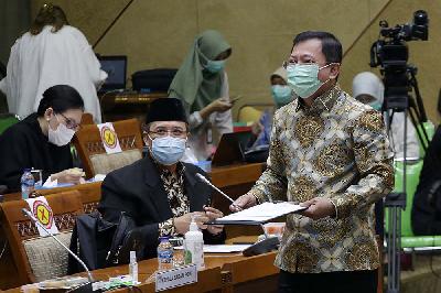 Mantan Menteri Kesehatan Terawan Agus Putranto (kanan) di Kompleks Parlemen Senayan, Jakarta, 10 Maret 2021. TEMPO/M Taufan Rengganis