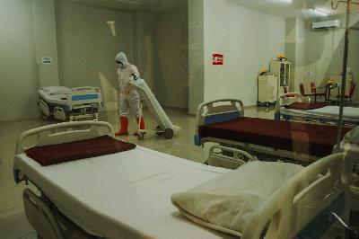 Petugas menyiapkan ruang isolasi bagi pasien yang terkonfirmasi positif COVID-19 di tower 8 Rumah Sakit Darurat COVID-19 (RSDC) Pademangan, Jakarta, 15 Juni 2021. TEMPO/Hilman Fathurrahman W