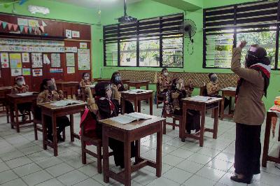 Suasana uji coba pembelajaran tatap muka (PTM) di SDN Kenari 08 pagi, Jakarta, 7 April 2021. TEMPO/Hilman Fathurrahman W