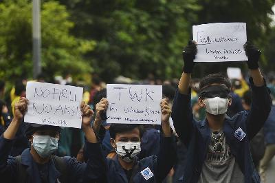 Aksi unjuk rasa dengan menutup mata sebagai simbol berduka cita matinya KPK, di gedung Komisi Pemberantasan Korupsi, Jakarta, 16 Juni 2021. TEMPO/Imam Sukamto