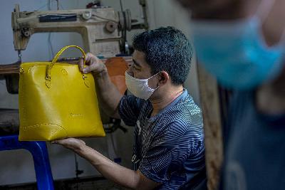 Pembuatan tas yang terbuat dari kulit di bengkel kerja pembuatan tas Biyanti di jakarta, 10 September 2020. Tempo/Tony Hartawan