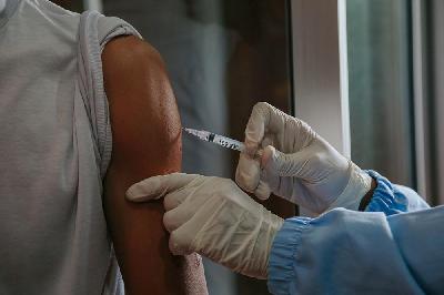 Petugas kesehatan menyuntikkan vaksin kepada warga di Setu Babakan, Jakarta, 15 Juni 2021. TEMPO/M Taufan Rengganis
