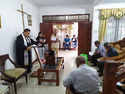 Jemaah GKI Yasmin menggelar ibadah dipimpin Pendeta Adama Sihite dari Sinode Gereja Kristen Pasundan di rumah salah satu jemaah, 23 Februari 2020. Dokumentasi GKI Yasmin