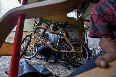 Pembuatan sepeda dari kayu lapis di Depok, Jawa Barat, 16 September 2020. Tempo/Tony Hartawan