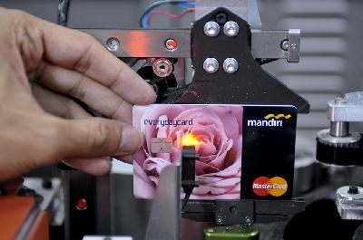 Pencetakan kartu kredit di Plaza Mandiri, Jakarta. Tempo/Tony Hartawan