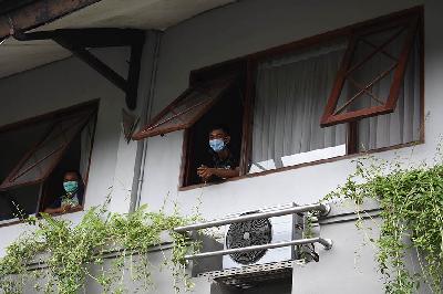 Pasien positif Covid-19 di sebuah hotel yang dijadikan ruang isolasi di Bandung, Jawa Barat, 27 Januari 2021.  TEMPO/Prima Mulia