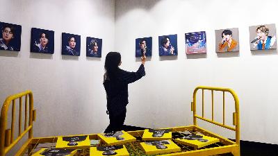 Pengunjung berswafoto di area pameran Art Exhibition for Army bertajuk RUMAH, di Function Hall Plaza Indonesia, Jakarta, 16 Juni lalu. TEMPO/Nurdiansah