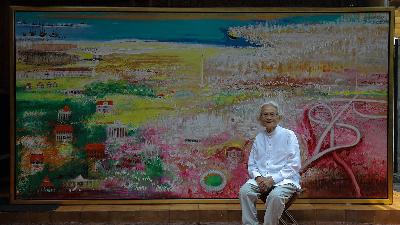 Srihadi Soedarsono dan lukisannya yang berjudul Jayakarta: The Glory of The Past, Present, and Future. Dok. Pribadi
