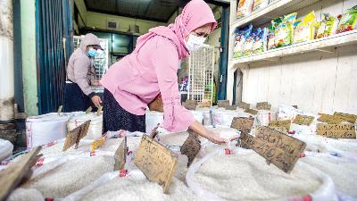 Pembeli memilih beras di Pasar Induk Beras Cipinang, Jakarta, Maret lalu. Tempo/Tony Hartawan