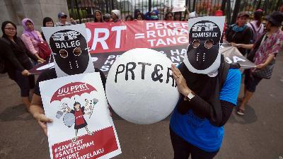 Jaringan Nasional Advokasi Pekerja Rumah Tangga (JALA PRT) melakukan aksi unjuk rasa meminta Pemerintah bersama DPR untuk segera membahas dan mensahkan RUU Perlindungan Pekerja Rumah Tangga di  Jakarta, Okotober 2015. ANTARA/Akbar Nugroho Gumay