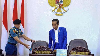 Presiden Joko Widodo bersiap memimpin rapat kabinet terbatas di Kantor Presiden, kompleks Istana Kepresidenan, Jakarta,  April 2018. TEMPO/Subekti