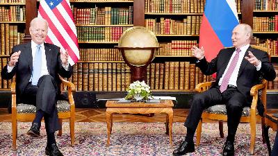 Presiden AS Joe Biden dan Presiden Rusia Vladimir Putin bertemu udi Jenewa, Swiss, 16 Juni 2021. REUTERS/Kevin Lamarque