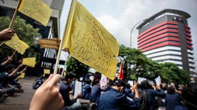Students protesting at KPK’s Red and White Building, Jakarta, June 2. The protest symbolizes the rejection of the compromised KPK.
Antara/Aprillio Akbar
