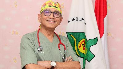 Chairman of the Central Executive Board of the Indonesian Pediatrician Association (IDAI), Prof. Dr. Dr. Aman Bhakti Pulungan Sp A poses for a photo between his busy practice at the AP and AP Pediatric clinic in Jakarta, June 17.
Tempo/Nurdiansah
