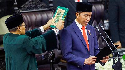 President Joko Widodo taking the oath of office during the inauguration of his second presidential term, at the House of Representatives Building, Jakarta, October 20, 2019.
Adi Weda/Pool via Reuters
