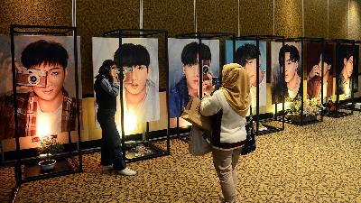 Visitors taking selfies in the art exhibition area for BTS in collaboration with Senyum Army titled RUMAH, at the Function Hall Plaza Indonesia, Jakarta, June 16. During the Covid-19 restrictions, the exhibition celebrating BTS’ anniversary is open to the public by placing an order in advance and following health protocols. The RUMAH Exhibition will be open through July 11.
Tempo/Nurdiansah
