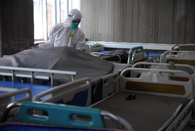 Petugas kesehatan memeriksa tempat tidur pasien COVID-19 di RSUD Kota Bogor, Jawa Barat, 16 Juni 2021. ANTARA/Arif Firmansyah
