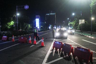 Polisi Lalu Lintas mengatur arus kendaraan saat penutupan Jalan Asia - Afrika untuk menekan penyebaran COvid-19 di Senayan, Jakarta, 21 Juni 2021. TEMPO/Hilman Fathurrahman W