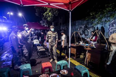 Petugas gabungan membubarkan aktivitas pedagang kaki lima dalam rangka pembatasan mobilitas warga guna menekan penyebaran COVID-19 di Bulungan, Jakarta, 21 Juni 2021. ANTARA/Muhammad Adimaja