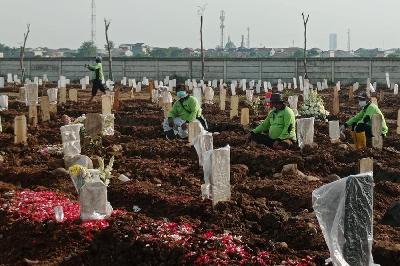 Petugas makam beristirahat di Tempat Pemakaman Umum (TPU) Rorotan, Cilincing, Jakarta, 22 Juni 2021. TEMPO/Fransisco Rosarians