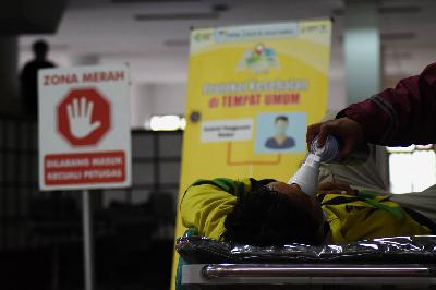 Pasien mendapat bantuan nafas dari oksigen kaleng sambil menunggu hasil screening di batas zona merah IGD RS Hasan Sadikin Bandung, Jawa Barat, 13 Juni 2021. TEMPO/Prima Mulia