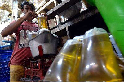 Penjual minyak goreng curah di Pasar Senen, Jakarta. TEMPO/Tony Hartawan
